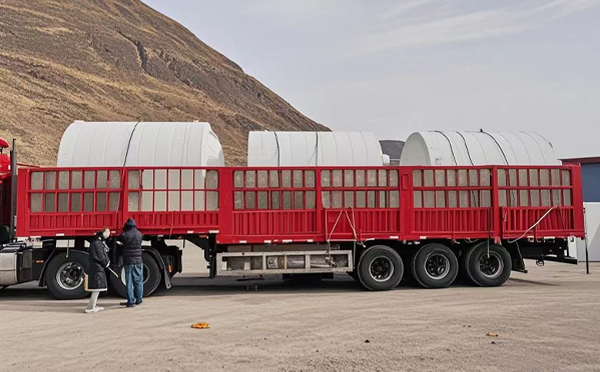 秦州塑料桶装车完毕准备运输中