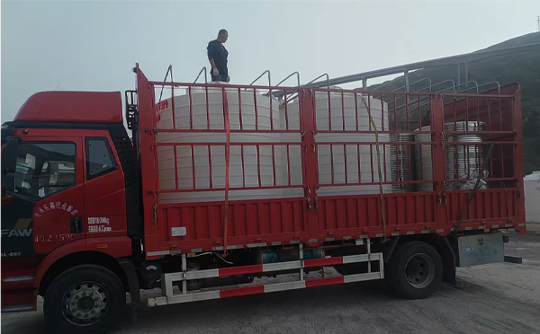 秦州立式运输桶安排发货现场